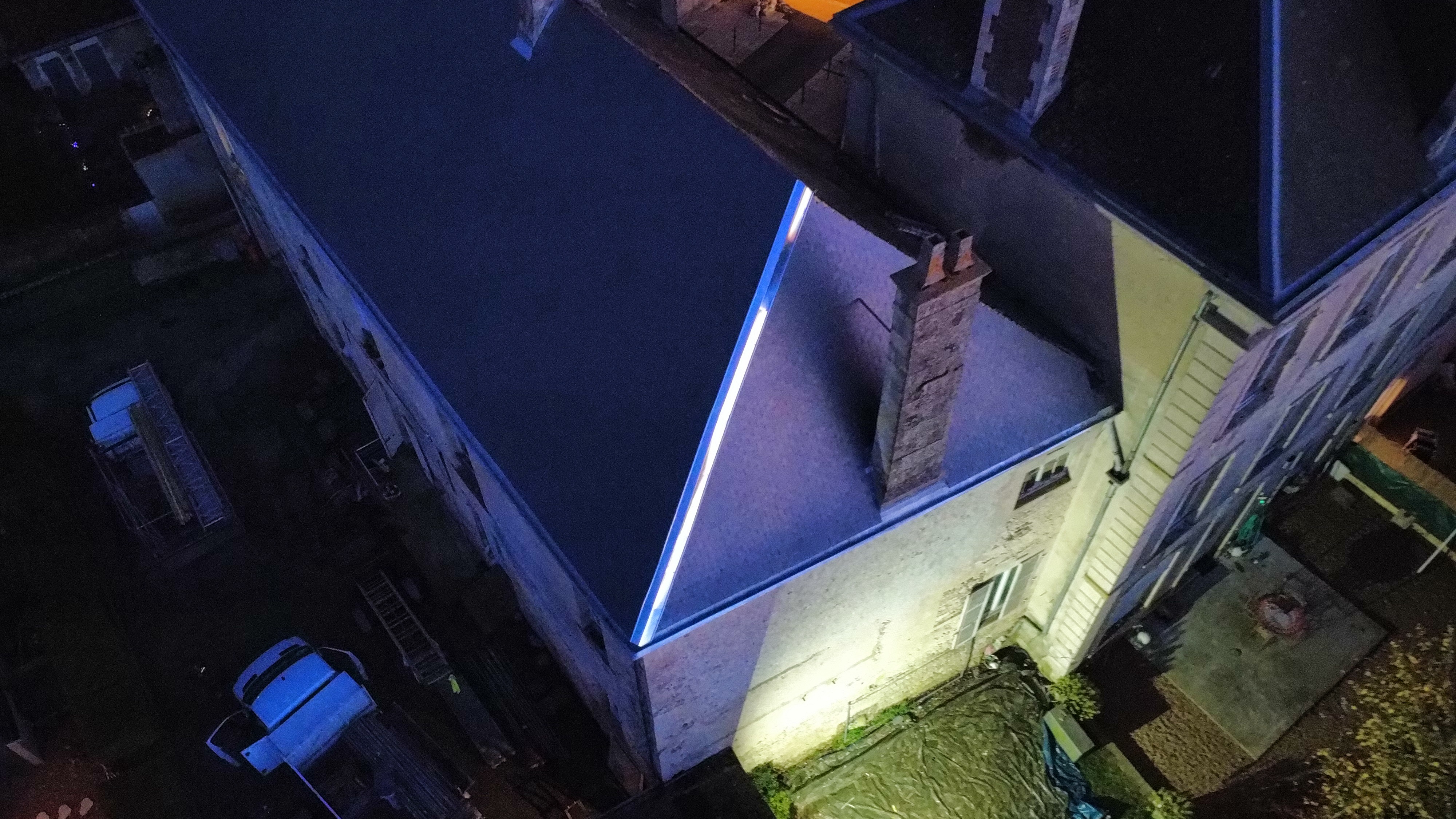 Toiture de nuit avec éclairage